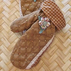 Cozy vintage cottagecore embellished mittens from arts and crafts festival un…